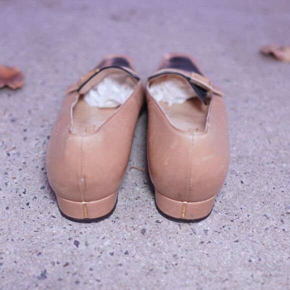 Chanel Vintage Two-Tone Leather Loafers Flats 39 Beige Black Logo Buckle Italy - Picture 4 of 11